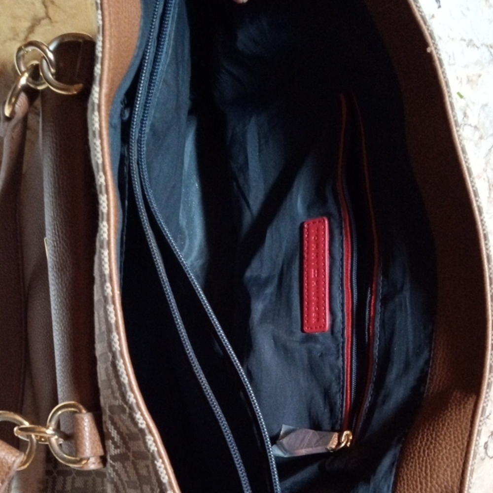 Tommy Hilfiger Brown and Red Shoulder Bag with Smooth Interior and Bright Zipper - Picture 2 of 6